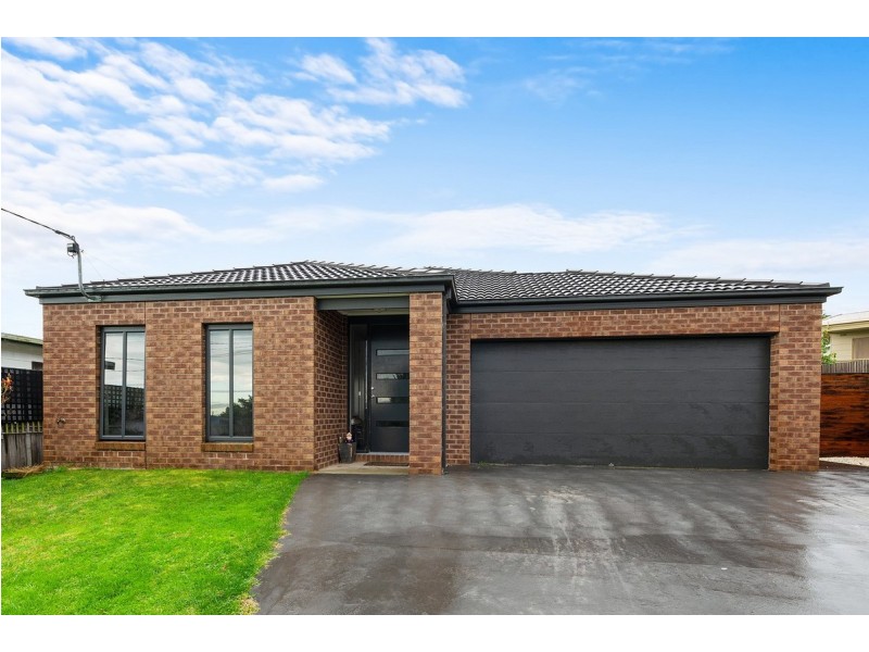 11 Surf Court, Lakes Entrance VIC 3909