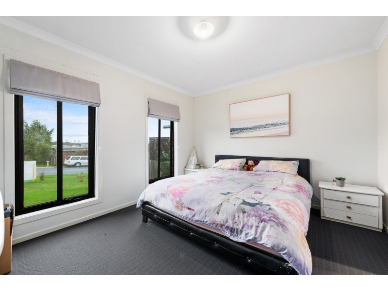 11 Surf Court, Lakes Entrance VIC 3909