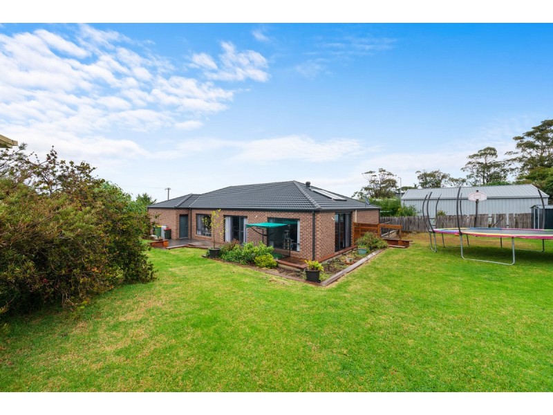 11 Surf Court, Lakes Entrance VIC 3909