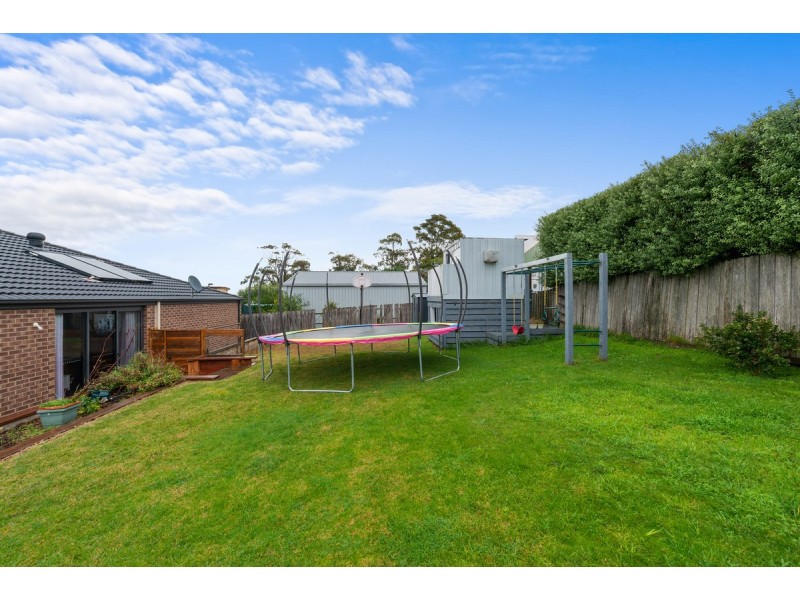 11 Surf Court, Lakes Entrance VIC 3909