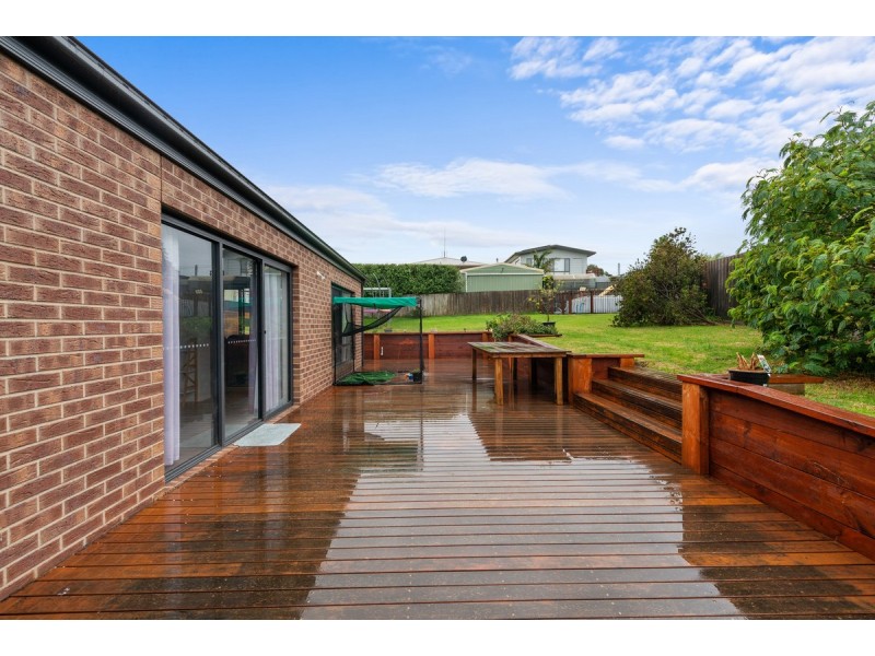 11 Surf Court, Lakes Entrance VIC 3909