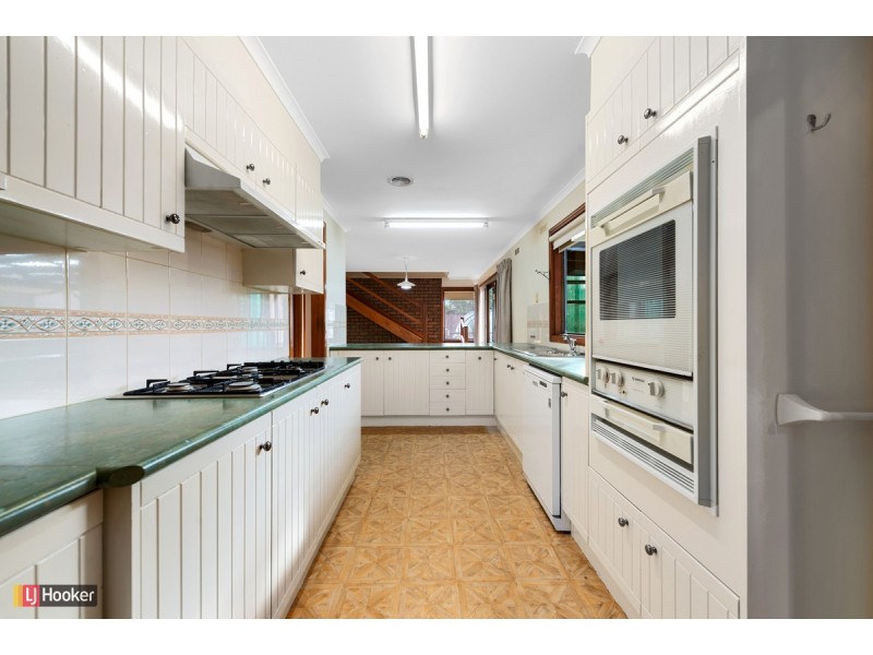 8 Endeavour Court, Lakes Entrance VIC 3909