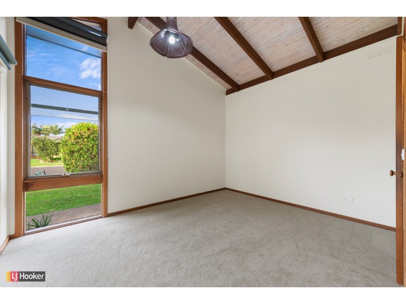 8 Endeavour Court, Lakes Entrance VIC 3909