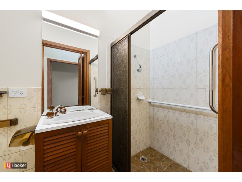 8 Endeavour Court, Lakes Entrance VIC 3909