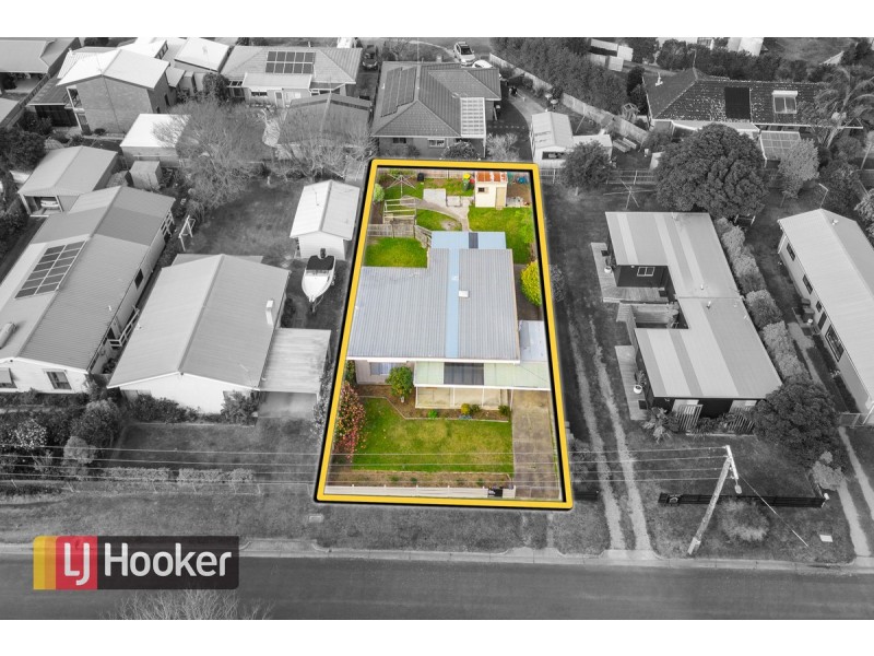 8 Fish Street, Lakes Entrance VIC 3909