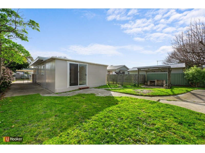 8 Fish Street, Lakes Entrance VIC 3909