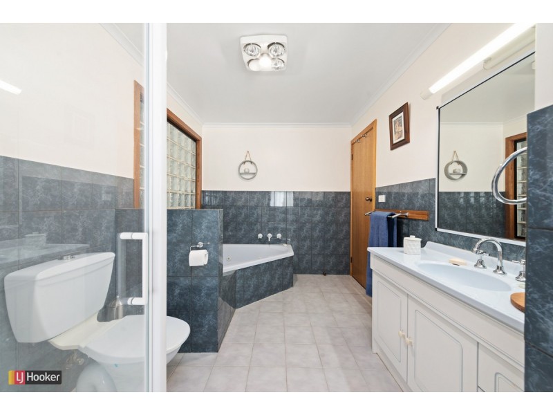 15 Secomb Close, Lakes Entrance VIC 3909