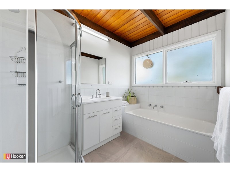 3 Uplands Avenue, Lakes Entrance VIC 3909