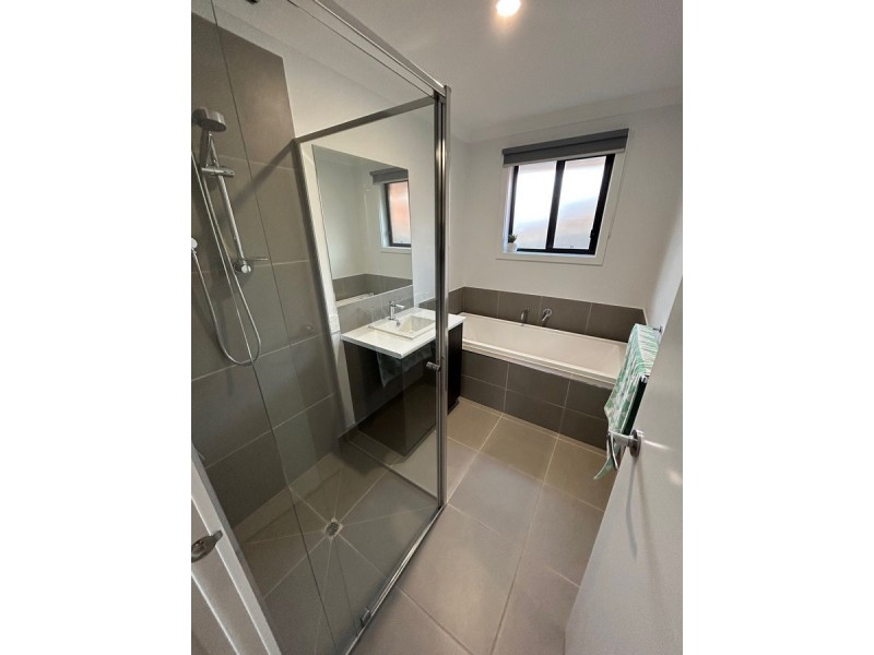 10 Margaret Court, Kalimna VIC 3909