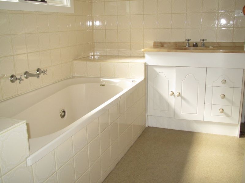 24 Gay Street, Lakes Entrance VIC 3909