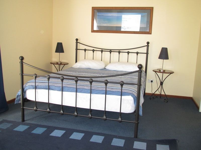 24 Gay Street, Lakes Entrance VIC 3909