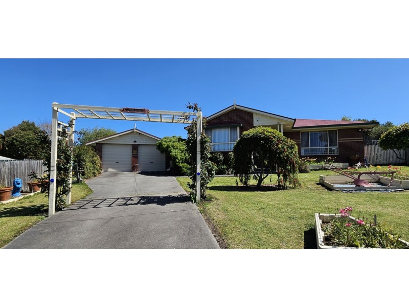 11 Morkham Crt, Lakes Entrance VIC 3909