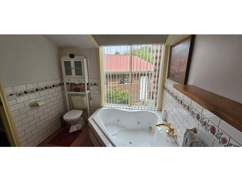 11 Morkham Crt, Lakes Entrance VIC 3909