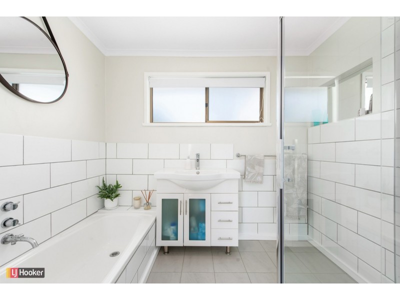 24 Nautilus Way, Lakes Entrance VIC 3909