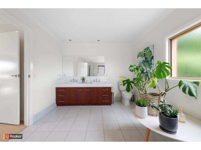 13 Outlook Avenue, Lakes Entrance VIC 3909