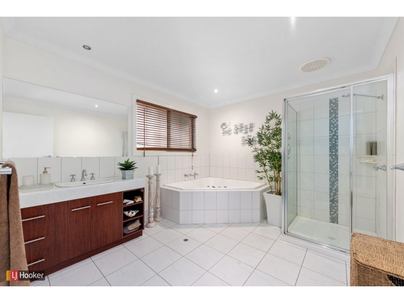 13 Outlook Avenue, Lakes Entrance VIC 3909