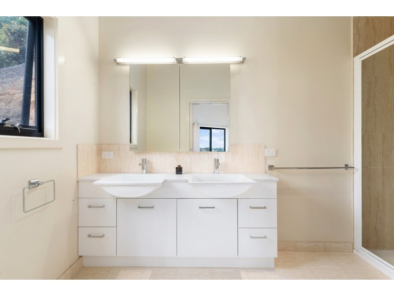 4 Cabarita Point, Kalimna VIC 3909