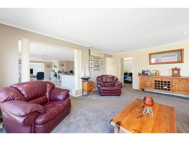 11 Hillcrest Rise, Lakes Entrance VIC 3909