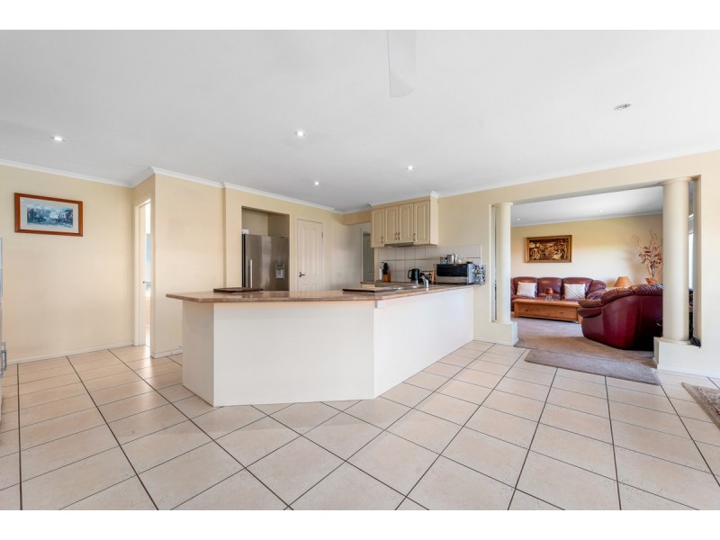 11 Hillcrest Rise, Lakes Entrance VIC 3909