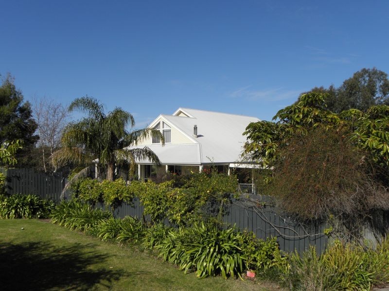 4 Reggardo Rise, Lakes Entrance VIC 3909