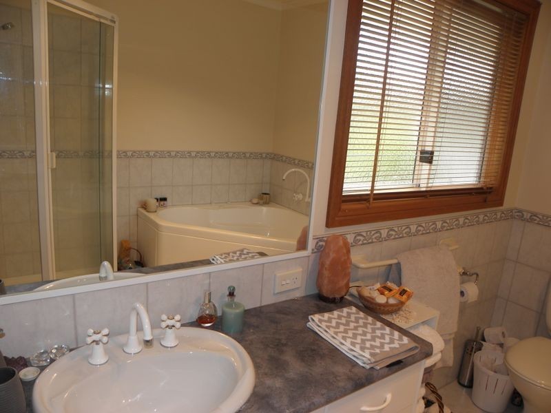 4 Reggardo Rise, Lakes Entrance VIC 3909