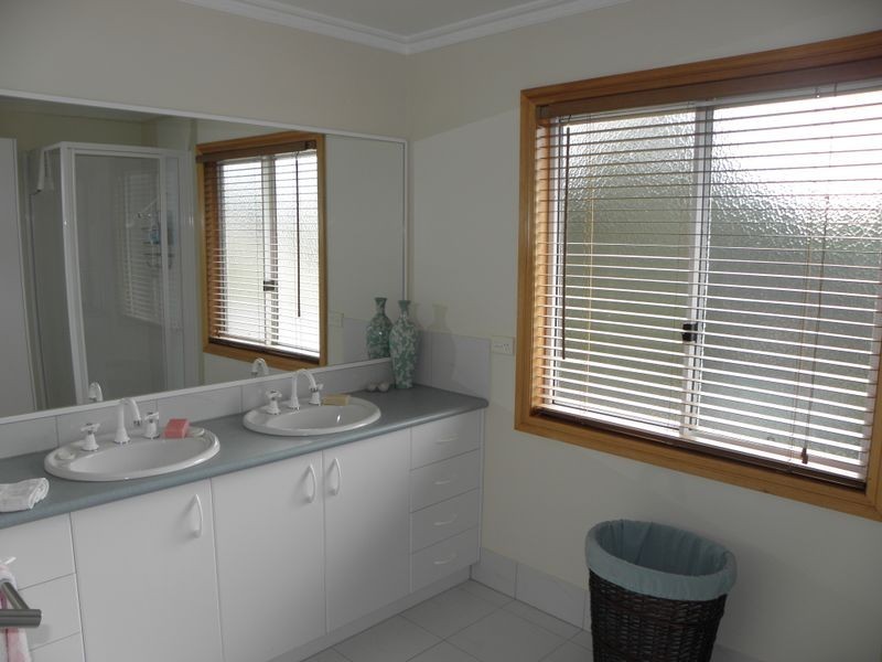 4 Reggardo Rise, Lakes Entrance VIC 3909