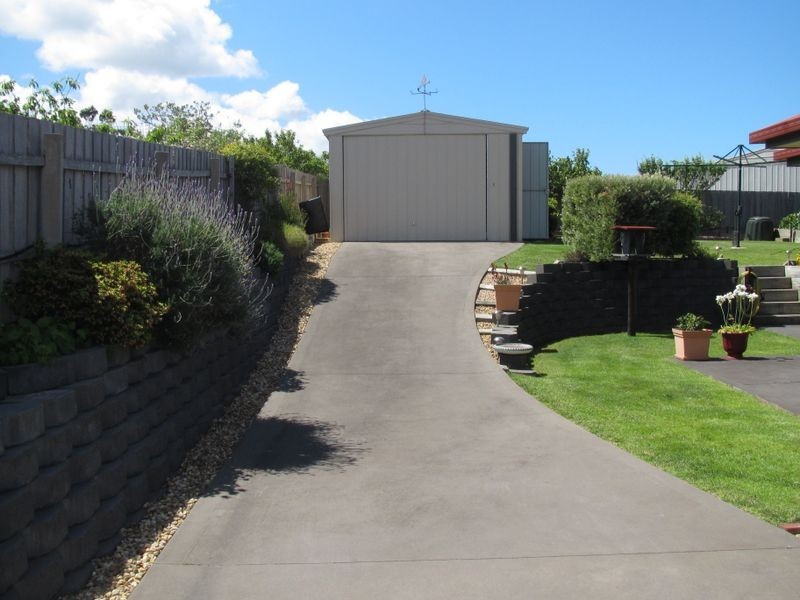 13 Stirling Drive, Lakes Entrance VIC 3909