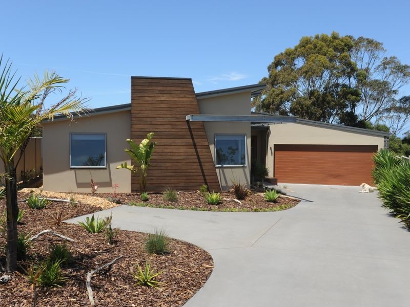 25 Lake Bunga Court, Lakes Entrance VIC 3909