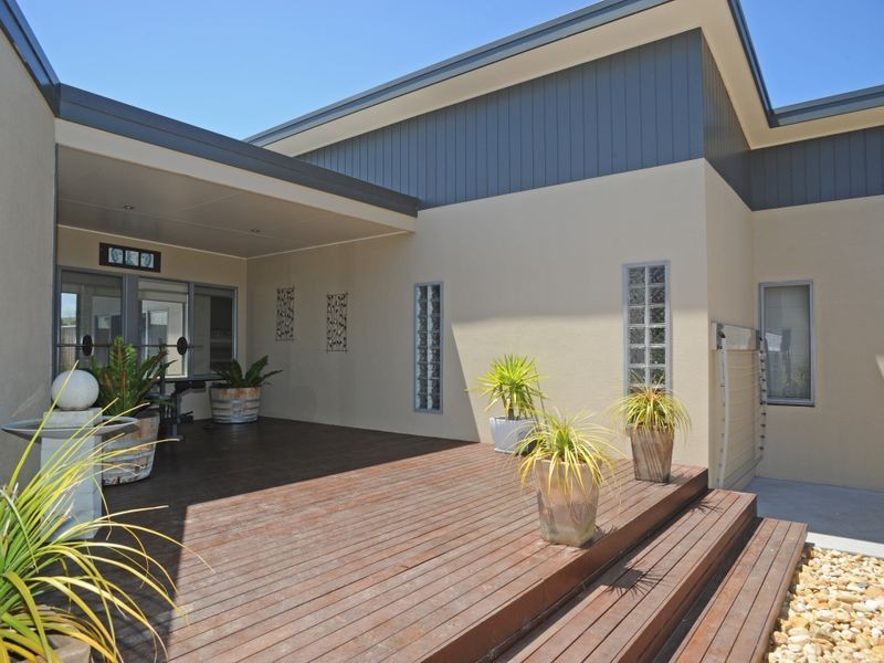 25 Lake Bunga Court, Lakes Entrance VIC 3909
