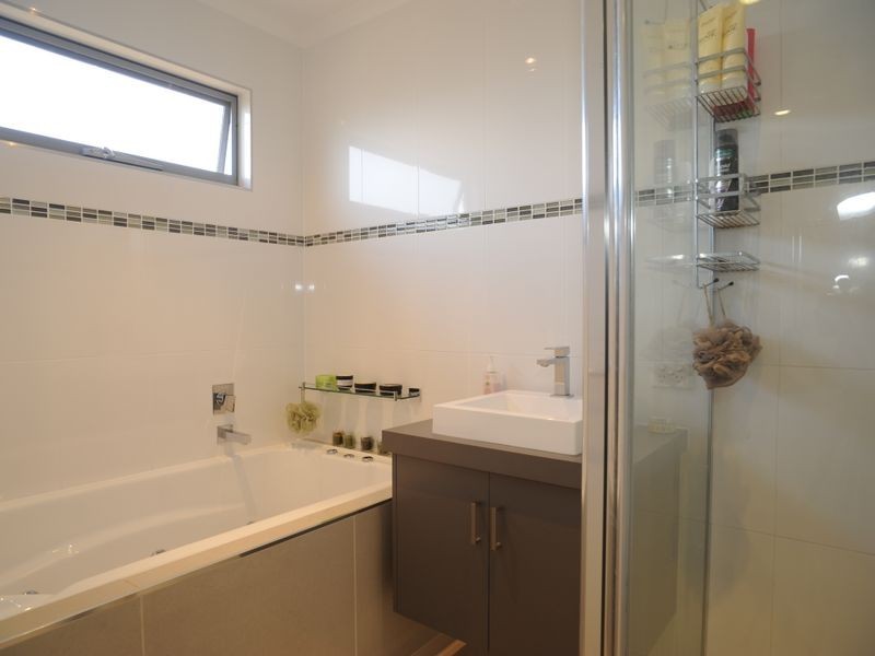 25 Lake Bunga Court, Lakes Entrance VIC 3909