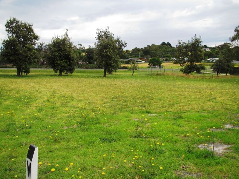 13 Eastern Beach Road, Lakes Entrance VIC 3909