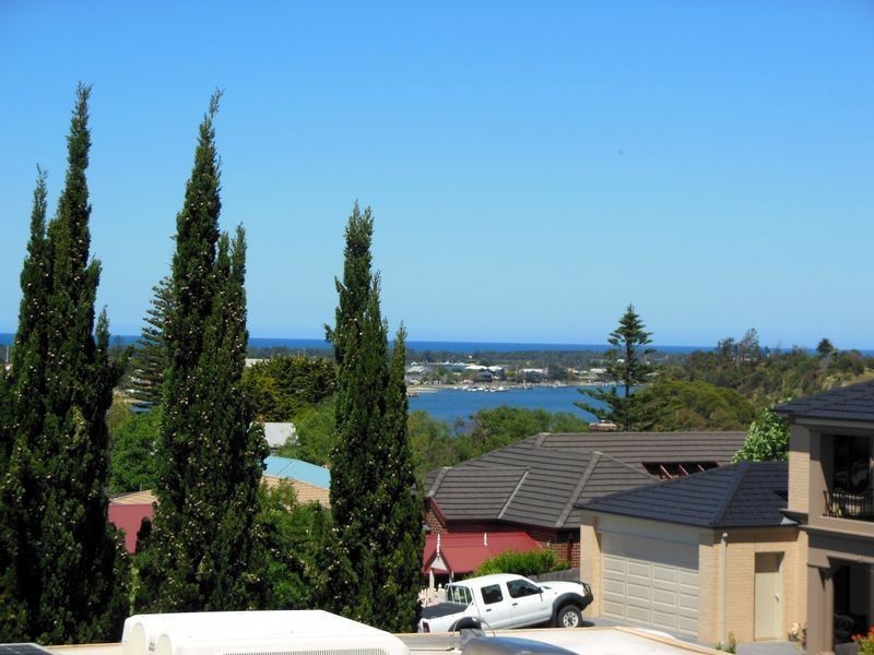 8 Highland Court, Lakes Entrance VIC 3909