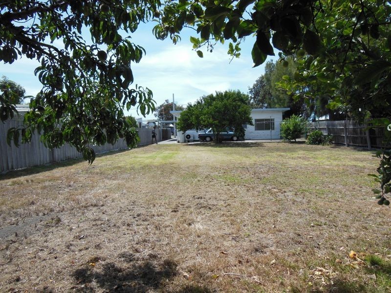 3 Whiters Street, Lakes Entrance VIC 3909