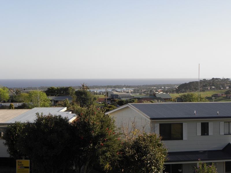 32 Capes Road, Lakes Entrance VIC 3909