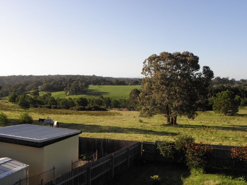 32 Capes Road, Lakes Entrance VIC 3909