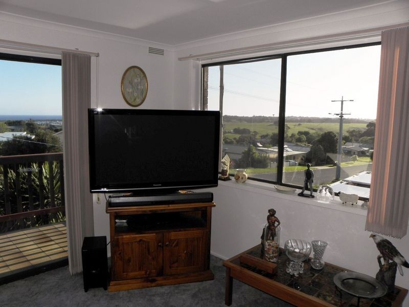 32 Capes Road, Lakes Entrance VIC 3909