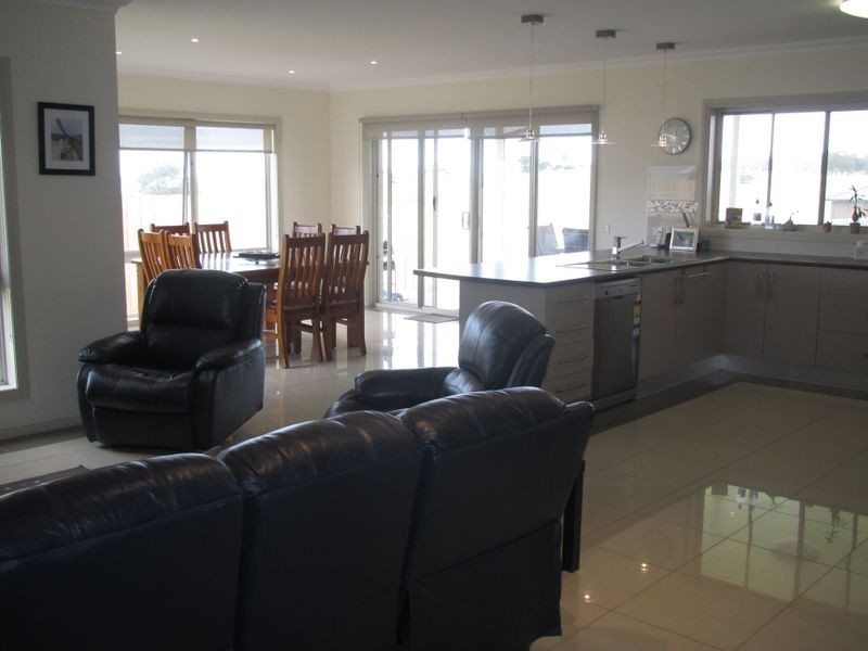 15 Westbury Way, Lakes Entrance VIC 3909