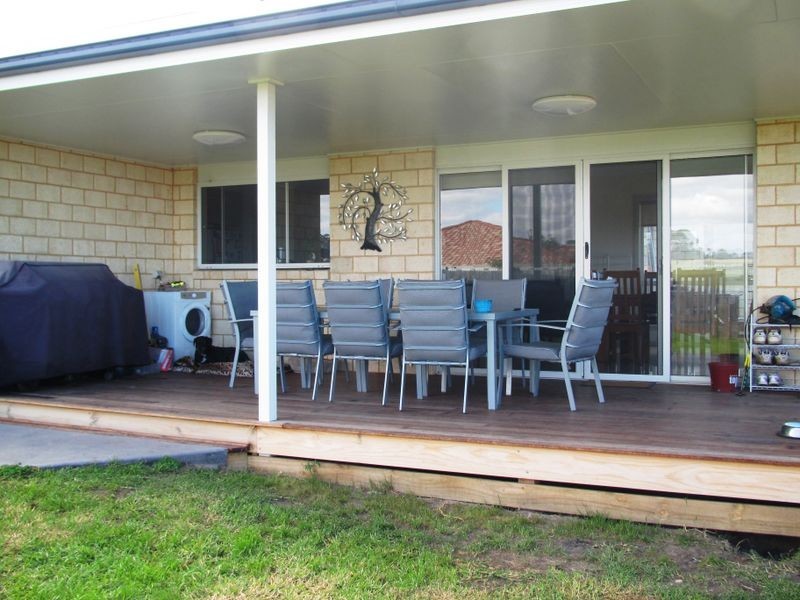 15 Westbury Way, Lakes Entrance VIC 3909