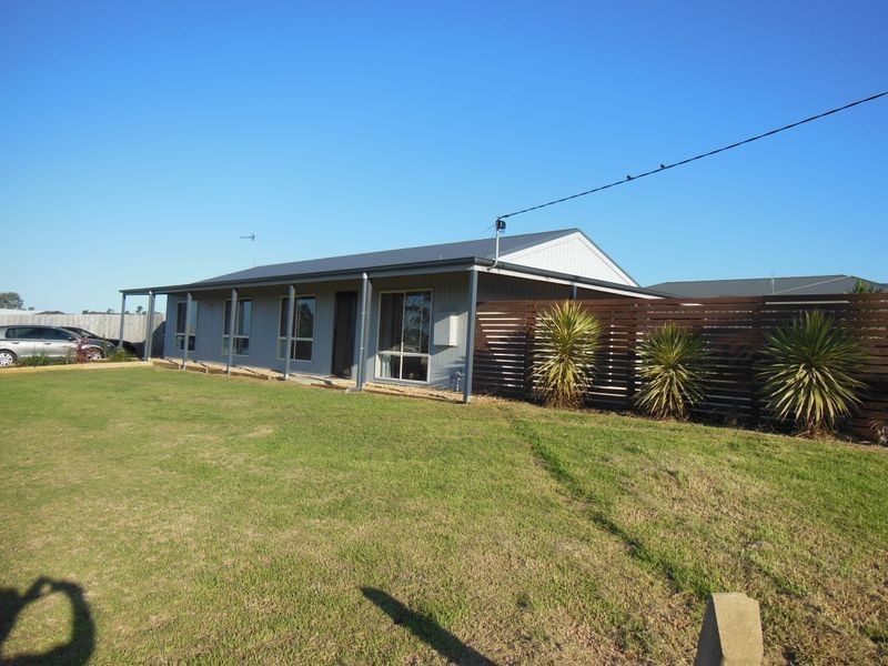 24 Albatross Road, Lakes Entrance VIC 3909
