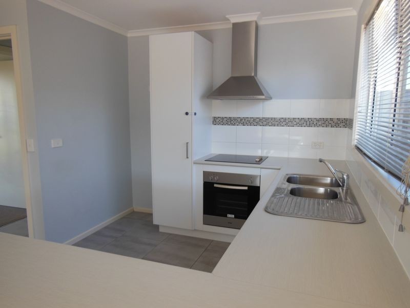 24 Albatross Road, Lakes Entrance VIC 3909