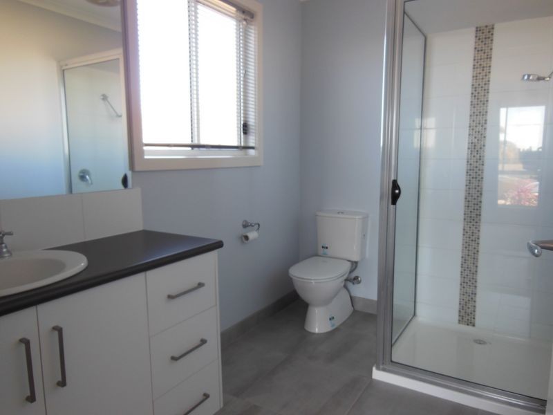 24 Albatross Road, Lakes Entrance VIC 3909