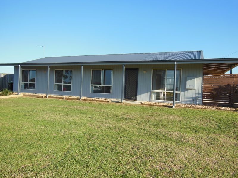 24 Albatross Road, Lakes Entrance VIC 3909