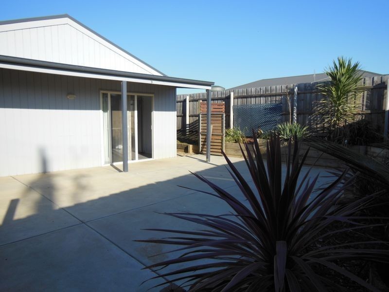 24 Albatross Road, Lakes Entrance VIC 3909