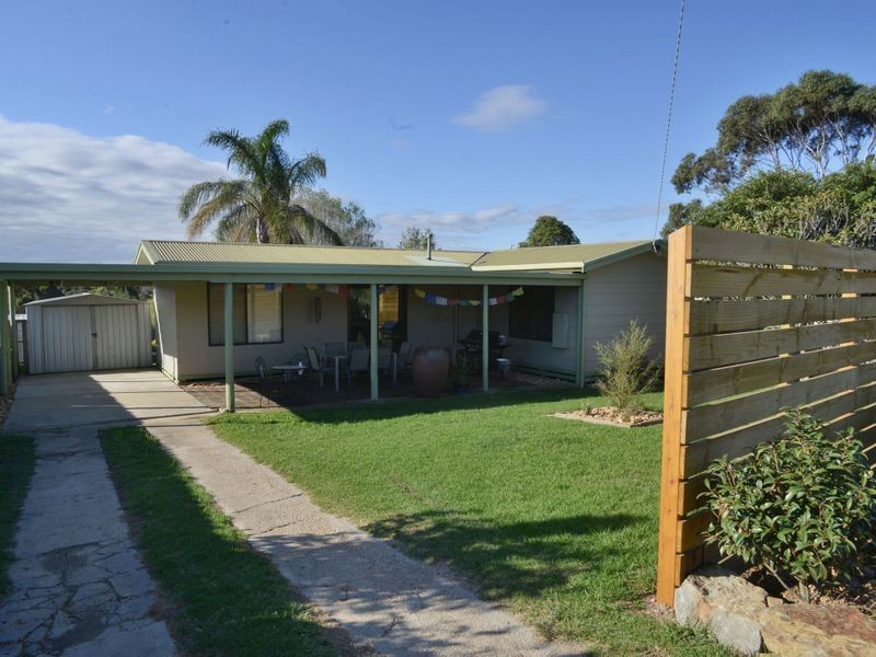 25 Albatross Road, Lakes Entrance VIC 3909