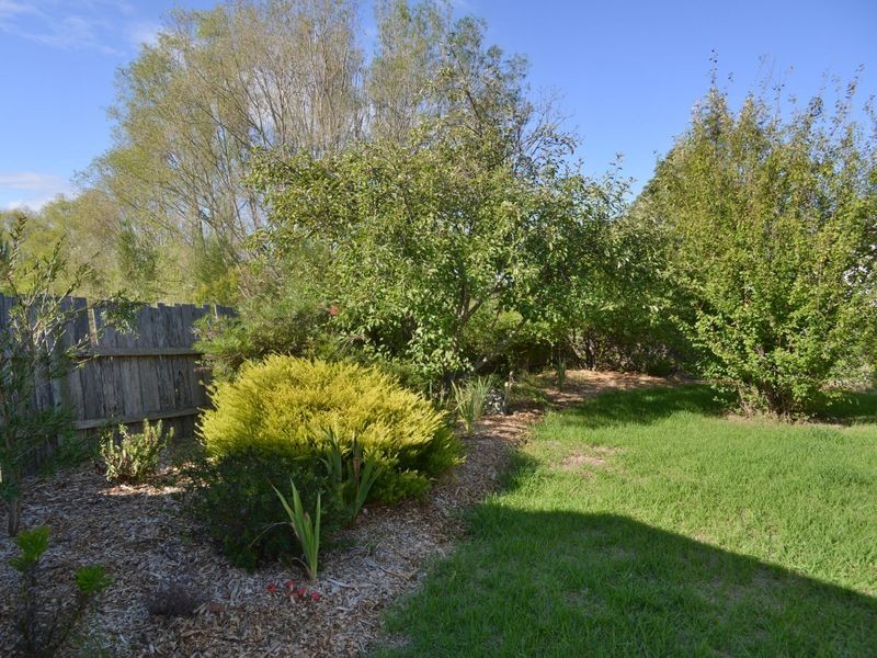 25 Albatross Road, Lakes Entrance VIC 3909