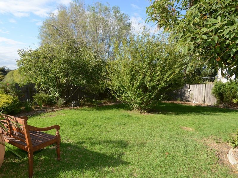 25 Albatross Road, Lakes Entrance VIC 3909