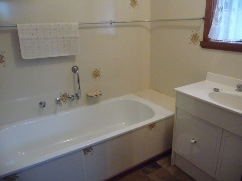 29 Merrangbaur Street, Lakes Entrance VIC 3909