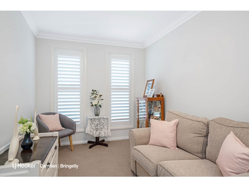 2/27 Elizabeth Macarthur  Avenue, Camden South NSW 2570