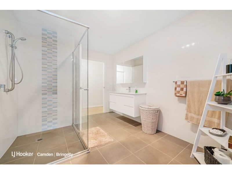 2/27 Elizabeth Macarthur  Avenue, Camden South NSW 2570
