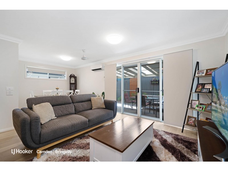 2/27 Elizabeth Macarthur  Avenue, Camden South NSW 2570